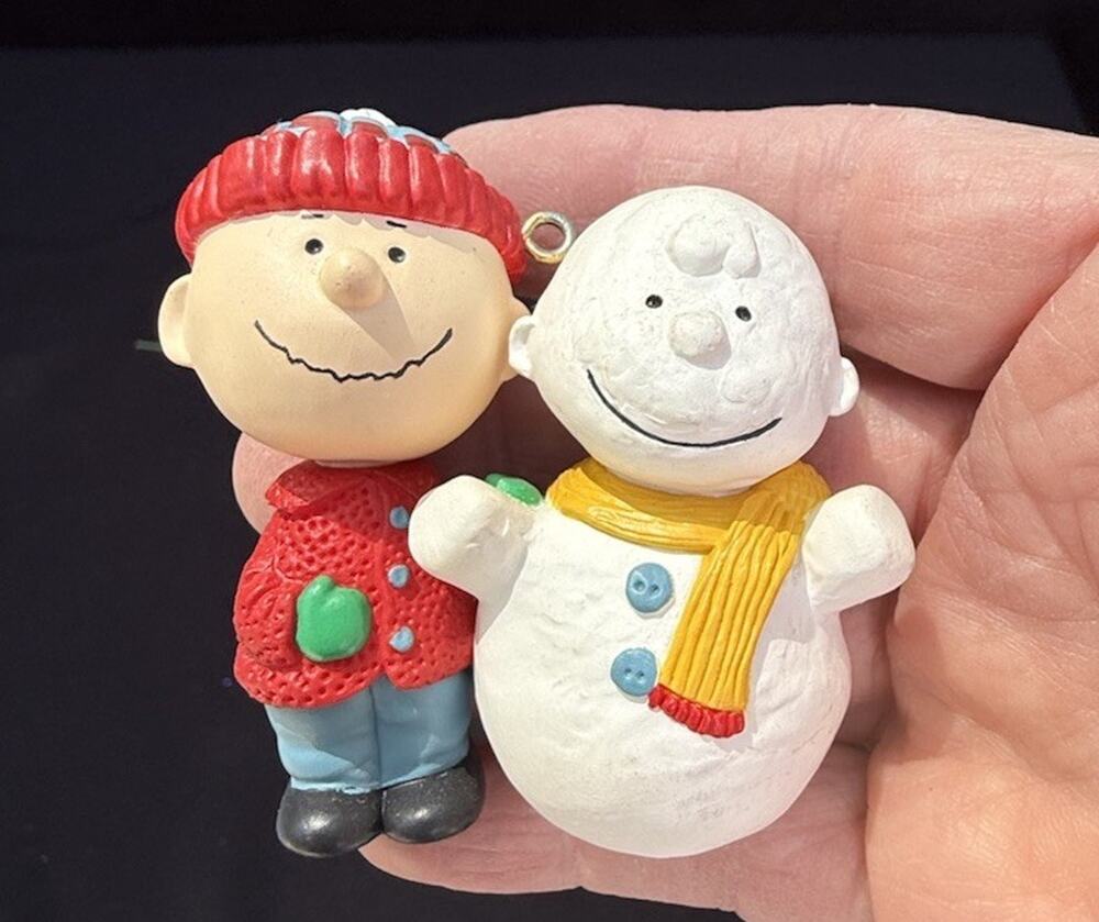 Hallmark The Peanuts Pals Gang Charlie Brown Snowman Christmas Ornament LO11